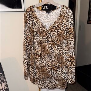Chic Leopard Print Long Sleeve Top